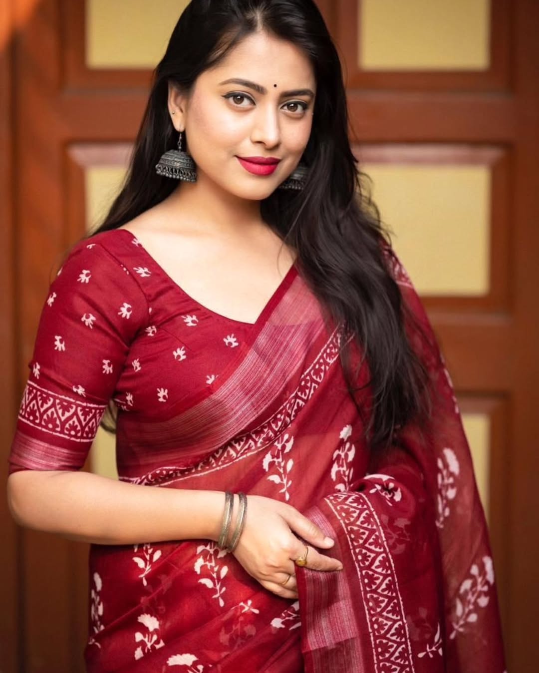 Attractive Red Linen Digital Print Saree with Blouse Piece for Women